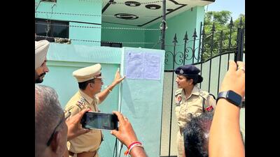 Cops outside the house of one the drug smuggling accused in Patiala on Saturday. (HT Photo) Cops outside the house of one the drug smuggling accused in Patiala on Saturday. (HT Photo)