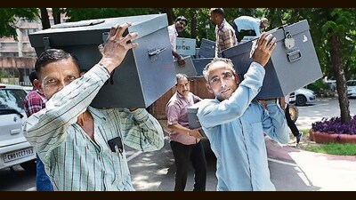 Workers bringing in ballot boxes ahead of the September 6 student polls at Panjab University on Saturday. While Sunday will be a holiday, Monday will be the last day of campaigning. (Ravi Kumar/HT) Workers bringing in ballot boxes ahead of the September 6 student polls at Panjab University on Saturday. While Sunday will be a holiday, Monday will be the last day of campaigning. (Ravi Kumar/HT)