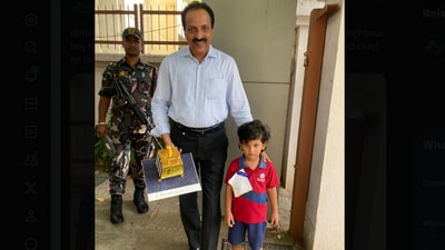 ISRO Chief S Somanath receives handcrafted Vikram Lander model from young neighbour in heartwarming moment (X/DrPVVenkitakri1) ISRO Chief S Somanath receives handcrafted Vikram Lander model from young neighbour in heartwarming moment (X/DrPVVenkitakri1)