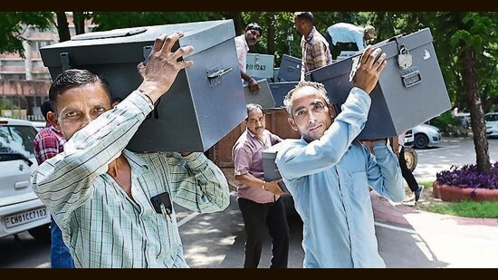 Workers bringing in ballot boxes ahead of the September 6 student polls at Panjab University on Saturday. While Sunday will be a holiday, Monday will be the last day of campaigning. (Ravi Kumar/HT)