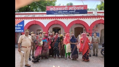 An FIR has been registered against them under IPC sections 379 (theft) and 411 (dishonesty). (HT Photo) An FIR has been registered against them under IPC sections 379 (theft) and 411 (dishonesty). (HT Photo)