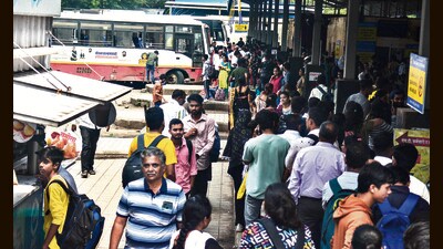 Passengers waiting for buses at Shivajinagar bus stand on Sunday. (Shankar Narayan/HT PHOTO) Passengers waiting for buses at Shivajinagar bus stand on Sunday. (Shankar Narayan/HT PHOTO)