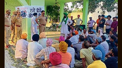 Police officials holding a meeting with residents as part of the state’s new outreach initiative in Ludhiana. (HT PHOTO)