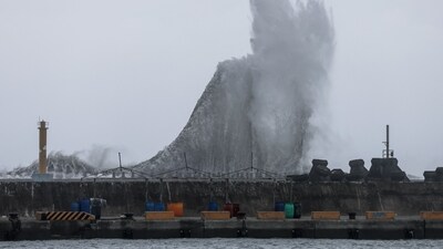 Huge waves are seen in Yilan as Typhoon Haikui makes landfall in eastern Taiwan on September. Taiwan braces for arrival of Typhoon Haikui; suspends flights, rail transport, ferry services (Photo by I-Hwa Cheng / AFP) Huge waves are seen in Yilan as Typhoon Haikui makes landfall in eastern Taiwan on September. Taiwan braces for arrival of Typhoon Haikui; suspends flights, rail transport, ferry services (Photo by I-Hwa Cheng / AFP)