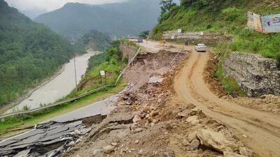 The land below the affected 100m stretch is caving in towards the Alaknanda river (HT Photo) The land below the affected 100m stretch is caving in towards the Alaknanda river (HT Photo)