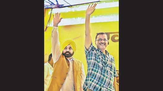 Delhi chief minister and AAP convenor Arvind Kejriwal (right) with Punjab CM Bhagwant Mann during an oath-taking event of office bearers of the party in Bhiwani on Sunday. (PTI)