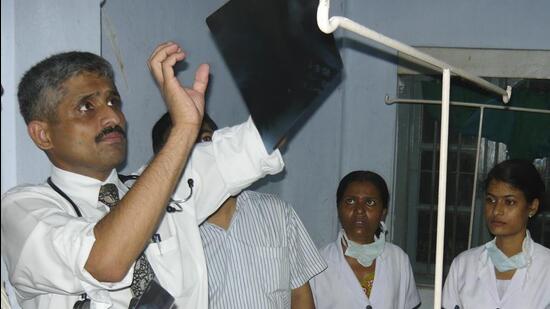 In this undated handout photo provided by the Ramon Magsaysay Awards Foundation, 2023 Ramon Magsaysay Awardee Ravi Kannan R. from india checks an x-ray. A Philippine university professor who became a peace negotiator and helped ease decades of Muslim insurgency violence in her country and an Indian doctor, who left a major hospital career to treat desperate cancer patients in a far-flung region were among those who won this year's Ramon Magsaysay Awards, regarded as Asia's version of the Nobel Prize. (Ramon Magsaysay Awards Foundation via AP) (AP)