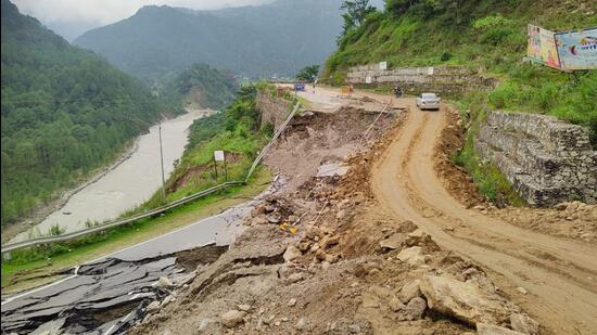 The land below the affected 100m stretch is caving in towards the Alaknanda river (HT Photo)