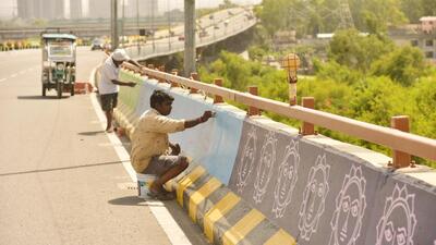 A civic worker paints a stretch of the Hindon elevated road in Ghaziabad on Monday. (Sakib Ali/HT Photo) A civic worker paints a stretch of the Hindon elevated road in Ghaziabad on Monday. (Sakib Ali/HT Photo)