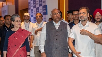 Congress national president Mallikarjun Kharge with party leaders Rahul Gandhi and Sonia Gandhi (Hindustan Times) Congress national president Mallikarjun Kharge with party leaders Rahul Gandhi and Sonia Gandhi (Hindustan Times)