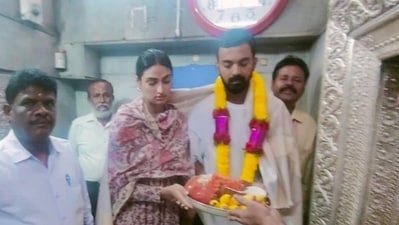 Athiya Shetty and KL Rahul offered prayers together.