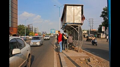 BRTS bus stop in the middle of the Swargate to Hadapsar route. (Ravindra Joshi/HT PHOTO)