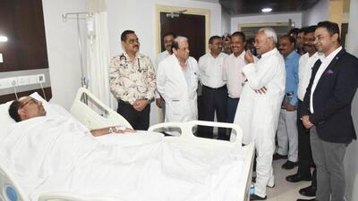CM Nitish Kumar visited Patna DM Chandrashekhar Singh at the hospital on Monday. (Santosh Kumar/HT) CM Nitish Kumar visited Patna DM Chandrashekhar Singh at the hospital on Monday. (Santosh Kumar/HT)