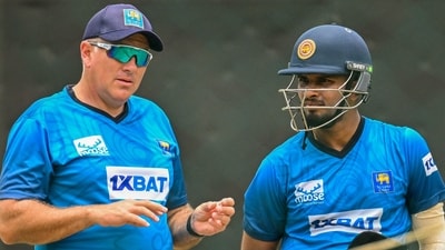 Sri Lanka's captain Dasun Shanaka (R) speaks with coach Chris Silverwood (AFP)