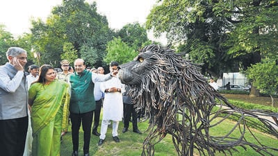 LG VK Saxena and Union minister Meenakshi Lekhi at the waste-to-art park at Kautilya Marg. (Ajay Aggarwal/HT Photo)