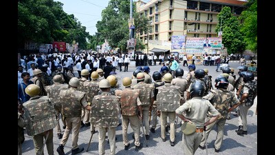 Lawyers protest n Lucknow on Monday. (Deepak Gupta/HT)