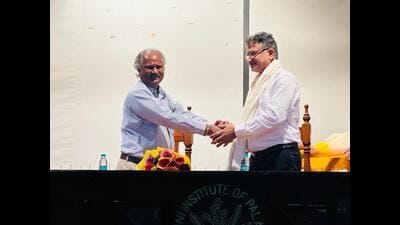Mahesh G Thakkar being welcomed at Birbal Sahni Institute of Palaeosciences, Lucknow on Monday. (HT PHOTO)