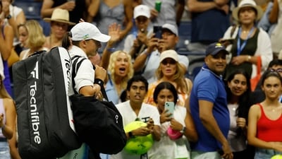 Iga Swiatek of Poland waves to the crowd while leaving the court after her match against Jelena Ostapenko of Latvia (not pictured) on day seven of the 2023 U.S. Open tennis tournament at USTA Billie Jean King National Tennis Cente (USA TODAY Sports via Reuters Con)