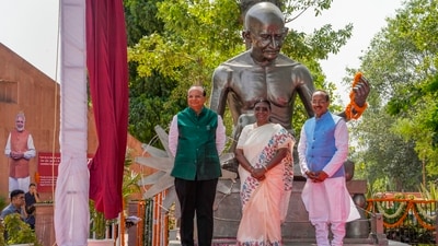In this picture, President Murmu is seen along with Delhi Lt Governor VK Saxena and Gandhi Darshan vice-chairman Vijay Goel. A statue of the father of the nation, Mahatma Gandhi is also seen in the background. (X/President of India) In this picture, President Murmu is seen along with Delhi Lt Governor VK Saxena and Gandhi Darshan vice-chairman Vijay Goel. A statue of the father of the nation, Mahatma Gandhi is also seen in the background. (X/President of India)