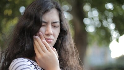 “More severe toothaches result from cavities, infection or other dental conditions that won’t get better on their own. If you have a severe toothache, you’ll need professional dental treatment. Unbearable tooth pain along with fever and chills means you’re having a dental emergency. Call a dentist or go to your nearest emergency room right away,” Dr. Jangda advices.&nbsp; (pexels)