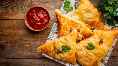 The ultimate comfort food and a perfect companion for rainy day, a crispy samosa is all you need to turn a dull day into a joyful one. On World Samosa Day, Chef Sonia Sarpal gives 6 reasons the deep-fried snack in the undisputed leader of all street foods. (Freepik) The ultimate comfort food and a perfect companion for rainy day, a crispy samosa is all you need to turn a dull day into a joyful one. On World Samosa Day, Chef Sonia Sarpal gives 6 reasons the deep-fried snack in the undisputed leader of all street foods. (Freepik)