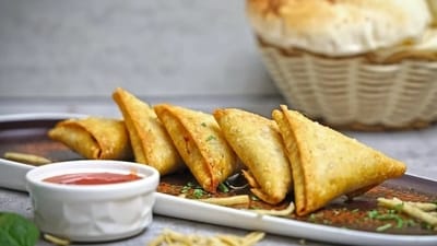 Believe it or not, every day around 60 million samosas are sold and eaten in India. With such huge popularity samosa surely deserves the title of 'king of street food.' (Pexels) Believe it or not, every day around 60 million samosas are sold and eaten in India. With such huge popularity samosa surely deserves the title of 'king of street food.' (Pexels)