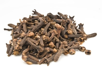 Cloves should be consumed in moderation (typically 1-2 cloves daily). (Pixabay)