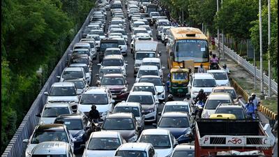 A traffic jam on the Noida-Greater Noida Expressway near Sector 15A on Tuesday. (Sunil Ghosh/HT Photo) A traffic jam on the Noida-Greater Noida Expressway near Sector 15A on Tuesday. (Sunil Ghosh/HT Photo)