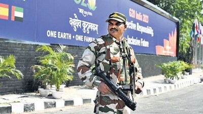 An ITBP personnel on vigil near the IGI Airport ahead of G20 Summit, in New Delhi on Tuesday. (Sanjeev Verma/HT PHOTO) An ITBP personnel on vigil near the IGI Airport ahead of G20 Summit, in New Delhi on Tuesday. (Sanjeev Verma/HT PHOTO)