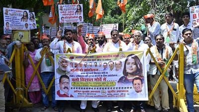 Exhausted at the irregular water supply and dirty water they have been receiving, the residents of Kalina took out a march to the BMC H East ward office along with BJP party members in protest at Santacruz. (Vijay Bate/HT Photo) Exhausted at the irregular water supply and dirty water they have been receiving, the residents of Kalina took out a march to the BMC H East ward office along with BJP party members in protest at Santacruz. (Vijay Bate/HT Photo)