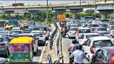Heavy traffic congestion grips NH-24 near Indraprastha park area in New Delhi on Tuesday. (ANI) Heavy traffic congestion grips NH-24 near Indraprastha park area in New Delhi on Tuesday. (ANI)