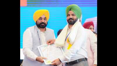 Punjab chief minister Bhagwant Mann felicitates a teacher at the state-level event in Moga on Tuesday. (HT photo) Punjab chief minister Bhagwant Mann felicitates a teacher at the state-level event in Moga on Tuesday. (HT photo)
