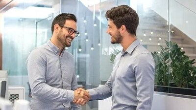 We should try to meet new people by striking up a conversation with someone we do not know.&nbsp; (Unsplash)