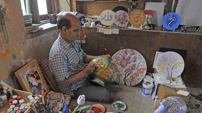 J&K administration honours artisans and craftsmen on Teachers' Day, and recognises their importance in passing on skills. (Representative image) (Waseem Andrabi / HT Photo) J&K administration honours artisans and craftsmen on Teachers' Day, and recognises their importance in passing on skills. (Representative image) (Waseem Andrabi / HT Photo)