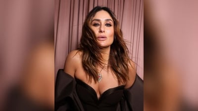 With nude eyeshadow, mascaraed lashes, winged eyeliner, darkened brows, contoured cheeks, nude lipstick and her hair styled in messy waves left open in the centre partition, she completed her glam look. (Instagram/@kareenakapoorkhan) With nude eyeshadow, mascaraed lashes, winged eyeliner, darkened brows, contoured cheeks, nude lipstick and her hair styled in messy waves left open in the centre partition, she completed her glam look. (Instagram/@kareenakapoorkhan)