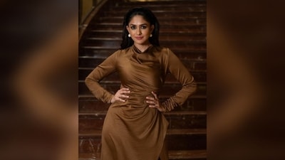 With the help of make-up artist Lochan, Mrunal got decked up in nude eyeshadow, kohled eyes, winged eyeliner, mascara-coated lashes, rouged cheeks and a shade of blush pink lisptick. (Instagram/@mrunalthakur) With the help of make-up artist Lochan, Mrunal got decked up in nude eyeshadow, kohled eyes, winged eyeliner, mascara-coated lashes, rouged cheeks and a shade of blush pink lisptick. (Instagram/@mrunalthakur)