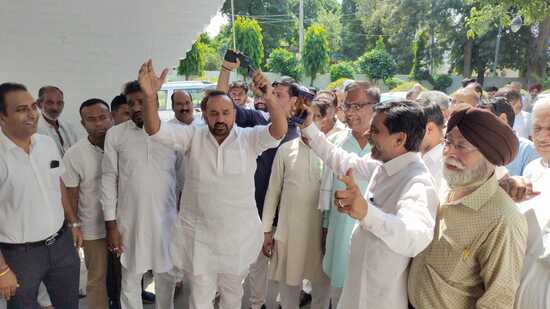 Later, the supporters of the Hooda camp went inside but the supporters of the rival camp continued raising slogans against Hooda and the AICC observers. The protesters who were raising slogans in support of Congress leaders Kumari Selja and Surjewala alleged that the party leaders were ignored in the appointment of the observers, and they demanded that all the party leaders should be given preference in allocation of the Congress tickets. (HT Photo)