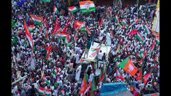 UDF, LDF and BJP workers gather at Pampady junction at the end of the publicity campaign for the Puthupally by-election, in Kottayam on Sep 3. (PTI)