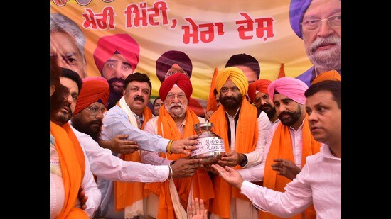Union minister Hardeep Singh Puri, BJP national secretary Manjinder Singh Sirsa and other party leaders during “ Meri Mitti, Mera Desh” programme in Amritsar on Tuesday. (Sameer Sehgal/HT)