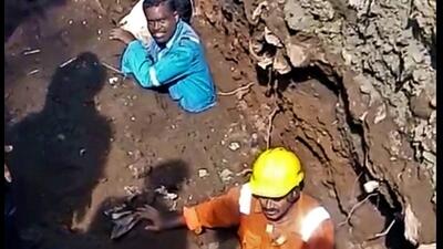 Three workers were half-buried in the pit being dug for a piped gas line in Ambernath on Wednesday (Pamod Tambe/HT PHOTO)