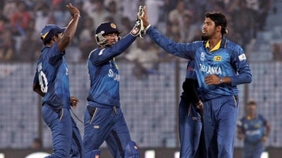 Sri Lanka's Sachithra Senanayake (R) celebrates with teammates (File photo)