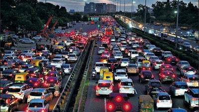 A long traffic jam at the Delhi-Gurugram Expressway near Signature Tower flyover in Gurugram on Wednesday. (Parveen Kumar/HT Photo)
