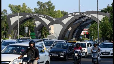 A view of Chilla border Noida-Delhi entry gate in sector 14 as the Noida traffic police have made an extensive diversion plan on the request of Delhi police to completely ban the entry of heavy, medium, and light goods vehicles in Delhi ahead of G20 Summit. (Sunil Ghosh/HT Photo) A view of Chilla border Noida-Delhi entry gate in sector 14 as the Noida traffic police have made an extensive diversion plan on the request of Delhi police to completely ban the entry of heavy, medium, and light goods vehicles in Delhi ahead of G20 Summit. (Sunil Ghosh/HT Photo)
