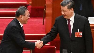 China’s President Xi Jinping (R) and Politburo Standing Committee member Li Qiang (L) (AFP Photo)