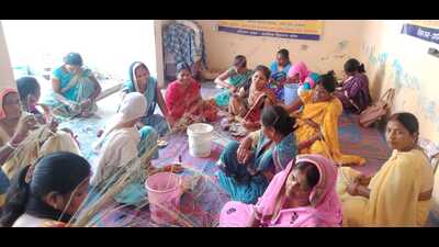 Rural women busy making jewellery and other items using Moonj grass in Mahewa area of Prayagraj. (HT File) Rural women busy making jewellery and other items using Moonj grass in Mahewa area of Prayagraj. (HT File)