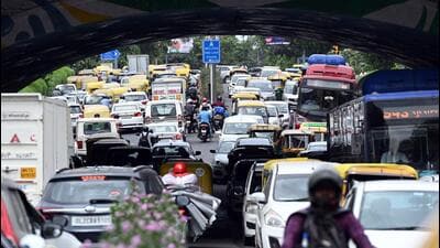 Traffic jam on Minto Road due to the Chehlum procession on Wednesday. (Sanjeev Verma/HT Photo) Traffic jam on Minto Road due to the Chehlum procession on Wednesday. (Sanjeev Verma/HT Photo)
