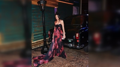 Shibani Dandekar opted for a chic hairstyle by tying her hair in a bun. However, she left a few strands of hair framing her face, giving the look a soft and romantic touch. (Instagram/@shibaniakhtar) Shibani Dandekar opted for a chic hairstyle by tying her hair in a bun. However, she left a few strands of hair framing her face, giving the look a soft and romantic touch. (Instagram/@shibaniakhtar)