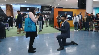 Man proposing to his girlfriend at Auckland Airport. (Instagram/@aucklandairport) Man proposing to his girlfriend at Auckland Airport. (Instagram/@aucklandairport)