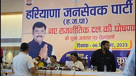 Balraj Kundu, the Independent MLA from Meham, announcing the launch of the Haryana Jansewak Party (HJP) in Chandigarh on Wednesday in the run-up to next year’s assembly elections. (HT Photo)