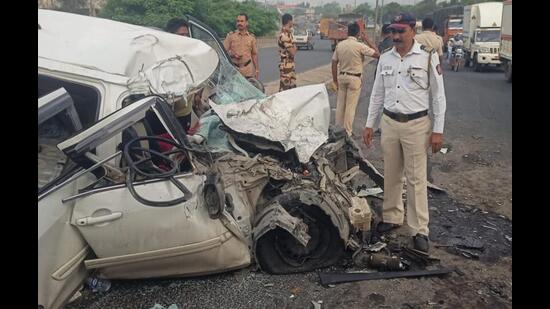 The incident occurred near Bajrang Dhaba in Sativali village of Vasai around 6am, an officer from Waliv police station said, adding, “The driver of the car seemed to have lost control over the vehicle while driving towards Gujarat. All five people in the car were residents of Rajasthan and were on their way back home after visiting their relatives in Mumbai.” (HT PHOTO)